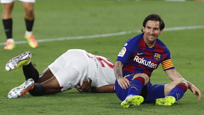 Barcelonas Lionel Messi reacts after missing an opportunity during the Spanish La Liga soccer match between Sevilla and FC Barcelona at the Ramon Sanchez-Pizjuan stadium in Seville, Spain, Friday, June 19, 2020. (AP Photo/Angel Fernandez)