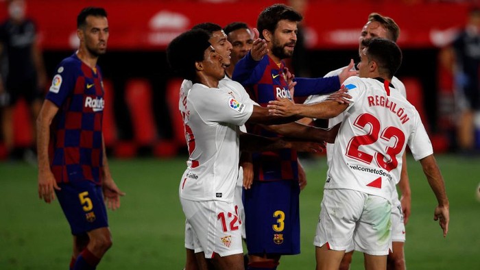 SEVILLE, SPAIN - JUNE 19: Sevilla and Barcelona react after a clash between Lionel Messi of Barcelona and Diego Carlos of Sevilla during the Liga match between Sevilla FC and FC Barcelona at Estadio Ramon Sanchez Pizjuan on June 19, 2020 in Seville, Spain. (Photo by Fran Santiago/Getty Images)