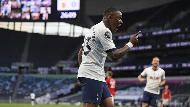 Tottenham's Steven Bergwijn celebrates after scoring the opening goal during the English Premier League soccer match between Tottenham Hotspur and Manchester United at Tottenham Hotspur Stadium in London, England, Friday, June 19, 2020. (AP Photo/Shaun Botterill, Pool)