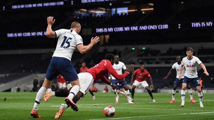 LONDON, ENGLAND - JUNE 19: Paul Pogba of Manchester United is tackled by Eric Dier of Tottenham Hotspur which leads to a penalty during the Premier League match between Tottenham Hotspur and Manchester United at Tottenham Hotspur Stadium on June 19, 2020 in London, England. (Photo by Shaun Botterill/Getty Images)