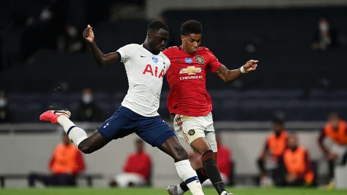 LONDON, ENGLAND - JUNE 19: Marcus Rashford of Manchester United is tackled by Davinson Sanchez of Tottenham Hotspur  during the Premier League match between Tottenham Hotspur and Manchester United at Tottenham Hotspur Stadium on June 19, 2020 in London, England. (Photo by Shaun Botterill/Getty Images)