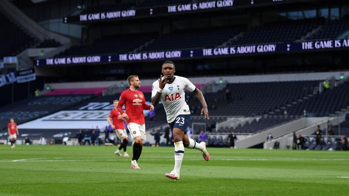 LONDON, ENGLAND - JUNE 19:  Steven Bergwijn of Tottenham Hotspur celebrates after scoring his sides first goal during the Premier League match between Tottenham Hotspur and Manchester United at Tottenham Hotspur Stadium on June 19, 2020 in London, England. (Photo by Shaun Botterill/Getty Images)