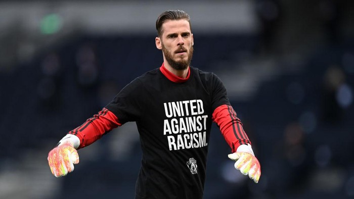 LONDON, ENGLAND - JUNE 19: David De Gea of Manchester United warms up while wearing a United Against Racism t-shirt prior to the Premier League match between Tottenham Hotspur and Manchester United at Tottenham Hotspur Stadium on June 19, 2020 in London, England. (Photo by Shaun Botterill/Getty Images)