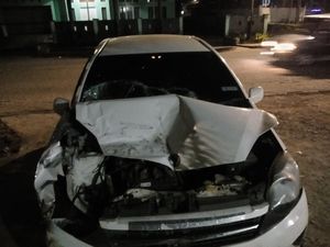 Panik Dipepet 3 Pria Bermotor, Wanita Pacu Mobil dan Tabrak Kontainer di Gowa