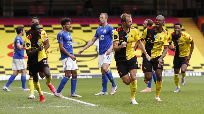 WATFORD, ENGLAND - JUNE 20: Craig Dawson of Watford celebrates after scoring his teams first goal during the Premier League match between Watford FC and Leicester City at Vicarage Road on June 20, 2020 in Watford, England. Football Stadiums around Europe remain empty due to the Coronavirus Pandemic as Government social distancing laws prohibit fans inside venues resulting in all fixtures being played behind closed doors. (Photo by Alastair Grant/Pool via Getty Images)