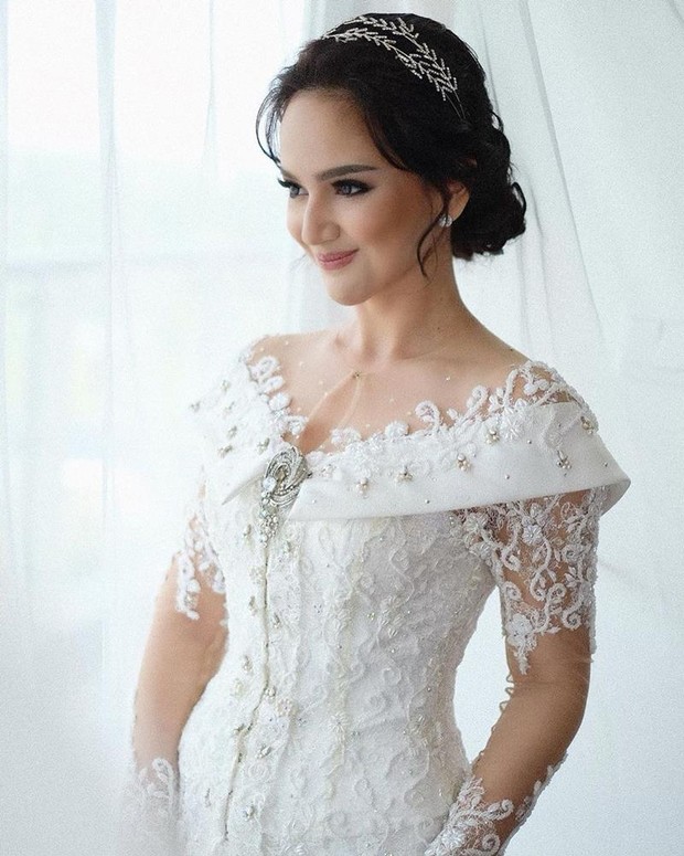 Angelica Simperler/www.instagram.com/bubahalfian/ Angelica Simperler mengenakan kebaya brukat modern warna putih dengan model off shoulder dan aksen payet