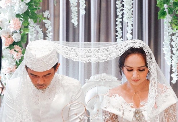 Pernikahan Angelica Simperler/www.instagram.com/deliana.dekor/ Akad nikah Angelica Simperler dan Rico Hidros Daeng bernuansa serba putih.
