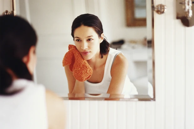 Menyeka wajah menggunakan kain muslin atau handuk basah untuk hasil lebih maksimal
