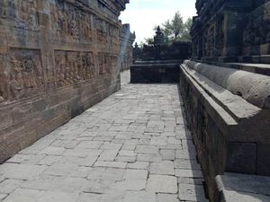 Merapi Erupsi Lagi, BKB Bersihkan Abu di Candi Borobudur