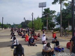 Nah, Gitu Dong! Tunggu Giliran Masuk, Pengunjung GBK Tertib di Antrean