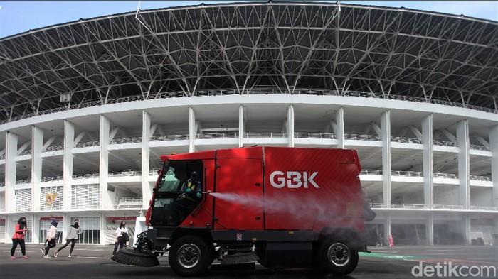 Kawasan Gelora Bung Karno ramai dikunjungi warga untuk berolahraga di Minggu pagi. Protokol kesehatan pun diterapkan oleh masyarakat guna cegah COVID-19.