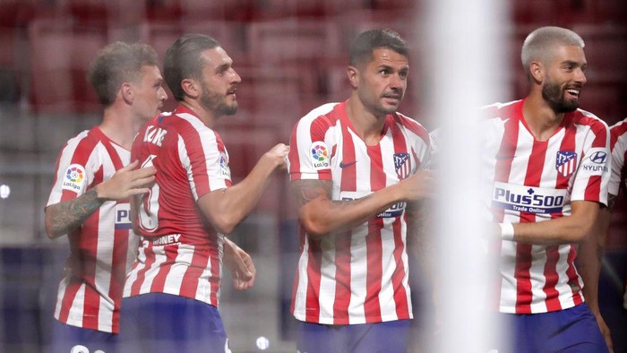 MADRID, SPAIN - JUNE 20: Vitolo of Atletico Madrid celebrates with teammates after scoring his teams first goal during the La Liga match between Club Atletico de Madrid and Real Valladolid CF at Wanda Metropolitano on June 20, 2020 in Madrid, Spain. (Photo by Gonzalo Arroyo Moreno/Getty Images)