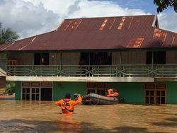 Banjir Rendam Pemukiman di Konawe Utara, 140 Jiwa Tetap Bertahan Banjir Rendam Pemukiman di Konawe Utara, 140 Jiwa Tetap Bertahan