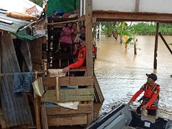 Desa di Konawe Utara Kebanjiran, Penduduk Dievakuasi dari Rumahnya