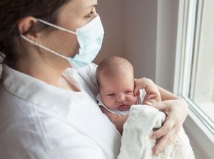 Bayi 40 Hari Meninggal Tertular Corona, Ini Etika Jenguk Bayi di Era New Normal