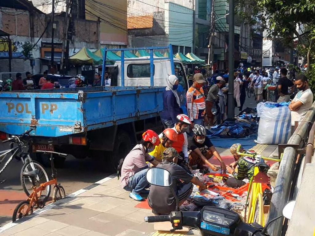 Belum Boleh Berjualan, PKL Menjamur di Jalan Blora Belum Boleh Berjualan, PKL Menjamur di Jalan Blora
