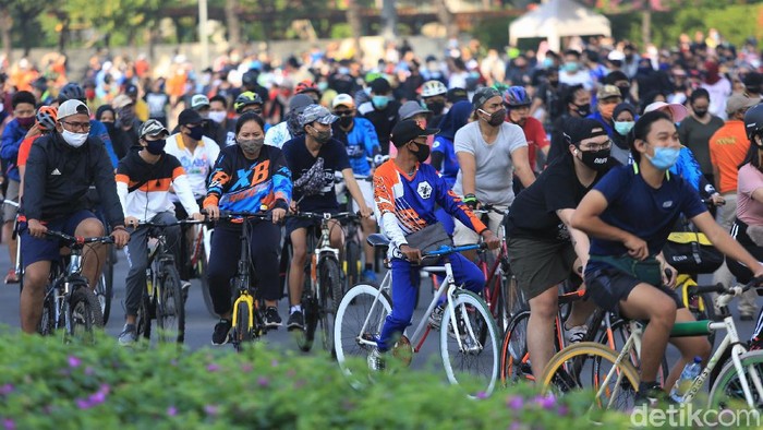 Car free day (CFD) kembali diberlakukan di kawasan Bundaran HI. Sejumlah warga tampak bersepeda di kawasan tersebut.