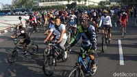 CFD Dibuka Lagi, Warga Ramai-ramai Bersepeda di Bundaran HI