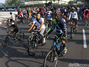 CFD Dibuka Lagi, Warga Ramai-ramai Bersepeda di Bundaran HI