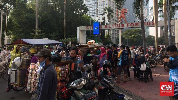 Suasana Car Free Day (CFD) pertama DKI Jakarta di tengah pandemi virus corona, Minggu (21/6).