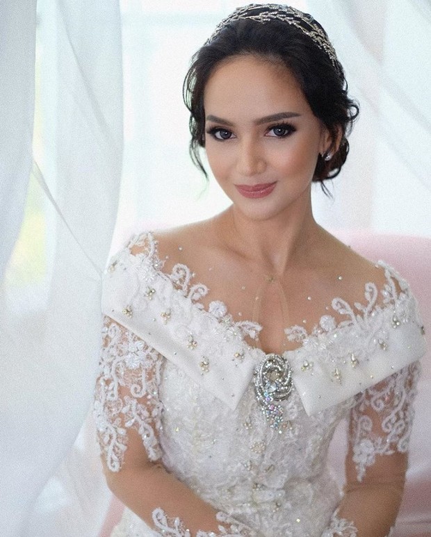 Angelica Simperler/www.instagram.com/bubahalfian/ Headpiece silver dan anting berlian membuat penampilan Angelia Simperler semakin menawan di hari pernikahan