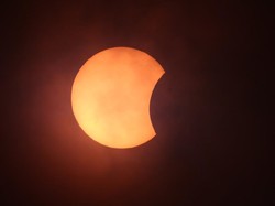 Ini Penampakan Gerhana Matahari Sebagian Fase Puncak di Aceh