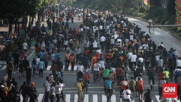 Kegiatan hari bebas kendaraan bermotor atau car free day (CFD) di Jakarta kembali dibuka. Minggu (21/6/2020). Pembukaan kembali CFD ini diiringi dengan sejumlah protokol kesehatan. CNN Indonesia/Andry Novelino