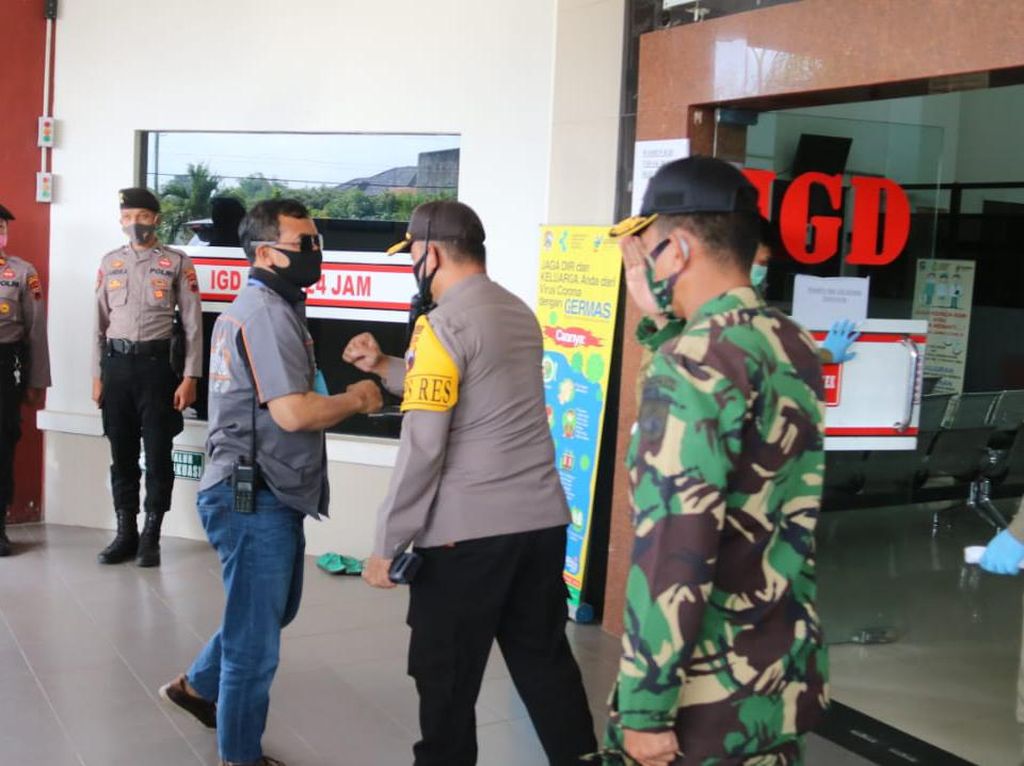 Polisi Sita Celurit, Pisau dan Foto dari Penyerang Wakapolres Karanganyar Polisi Sita Celurit, Pisau dan Foto dari Penyerang Wakapolres Karanganyar