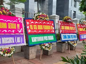 Banjir Karangan Bunga di Sidang Perdana PKPU Koperasi Indosurya