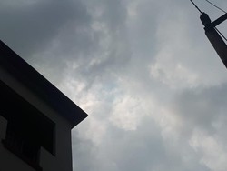 Hujan, Gerhana Matahari Cincin di Medan Tertutup Mendung