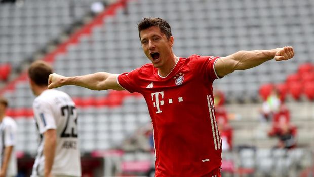 MUNICH, GERMANY - JUNE 20: Robert Lewandowski of Bayern Muenchen celebrates after he head's his teams 2nd goal during the Bundesliga match between FC Bayern Muenchen and Sport-Club Freiburg at Allianz Arena on June 20, 2020 in Munich, Germany. (Photo by Alexander Hassenstein/Getty Images)