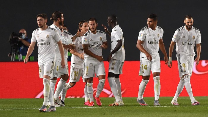MADRID, SPAIN - JUNE 18:  Karim Benzema of Real Madrid CF is congratulated by team mate Eden Hazard after scoring the opening goal during the Liga match between Real Madrid CF and Valencia CF at Estadio Alfredo Di Stefano on June 18, 2020 in Madrid, Spain. (Photo by Denis Doyle/Getty Images)