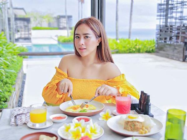 8 Potret Cantik Pengusaha Bali yang Bagi-bagi Mobil Bareng Raffi Ahmad
