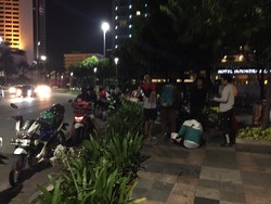 Hingga Malam, Masih Ada Warga Nongkrong di Trotoar Sudirman-Bundaran HI