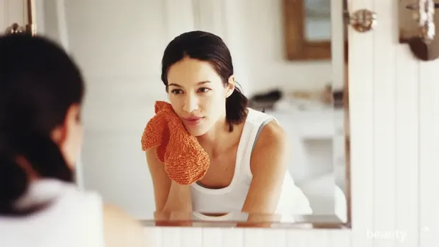 Menyeka wajah menggunakan kain muslin atau handuk basah untuk hasil lebih maksimal