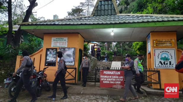 Polda Jawa Tengah melakukan olah Tempat Kejadian Perkara (TKP) usai peristiwa penyerangan rombongan Polres Karanganyar di depan pos pendakian Gunung Lawu Cemoro Kandang, desa Gondosuli, Kecamatan Tawangmangu, Karanganyar, Minggu (21/6).