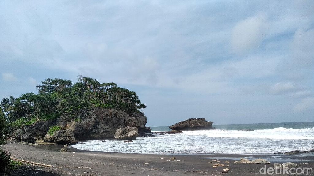 Foto: Madasari, Tempat Kemping di Tepi Pantai