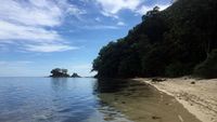 Pantai Pasir Putih Perawan di Polman