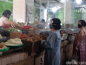 21 Pasar di Surabaya Dilengkapi Tirai Plastik Sambut New Normal