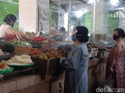 21 Pasar di Surabaya Dilengkapi Tirai Plastik Sambut New Normal