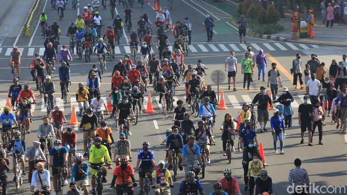 Jalur khusus sepeda terlihat di kawasan Bundaran HI. Jalur itu dibuat untuk warga yang bersepeda di kawasan yang kembali adakan car free day (CFD) tersebut.