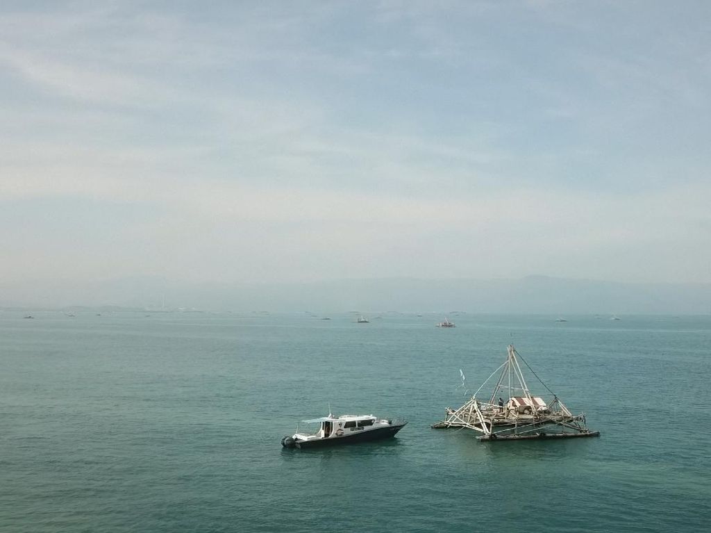 Polair dan TNI Cek Koordinat Kapal Karam di Pantai Sukabumi Polair dan TNI Cek Koordinat Kapal Karam di Pantai Sukabumi