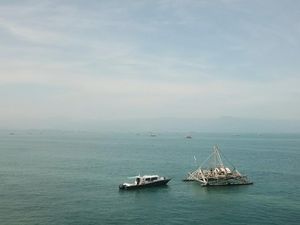 Polair dan TNI Cek Koordinat Kapal Karam di Pantai Sukabumi Polair dan TNI Cek Koordinat Kapal Karam di Pantai Sukabumi