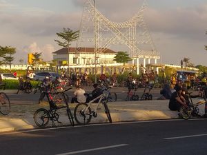 Pesepeda Padati Kawasan Pantai Losari Makassar Pagi Ini