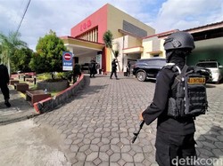 Video Pria Bersenjata Serang Wakapolres Karanganyar di Gunung Lawu