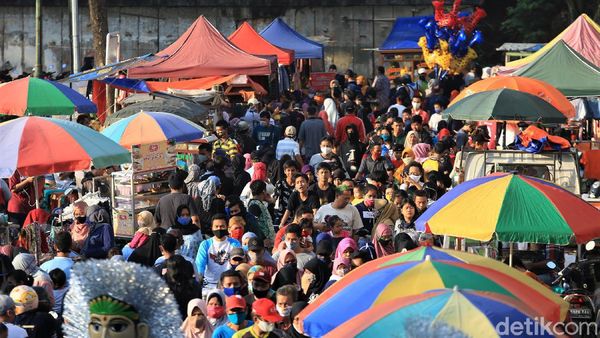 Potret Lautan Manusia Tumpah Ruah di Kanal Banjir Timur
