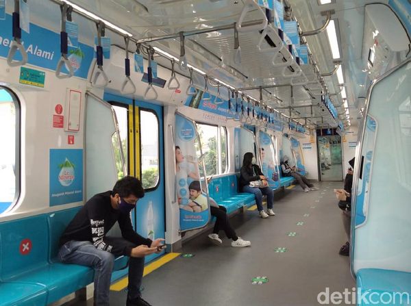 Potret Sepinya Naik MRT Jakarta di Hari Libur