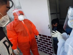 Pria Antre Pangkas Rambut Dijemput Tim Medis Gegara Mirip Pasien Corona Kabur