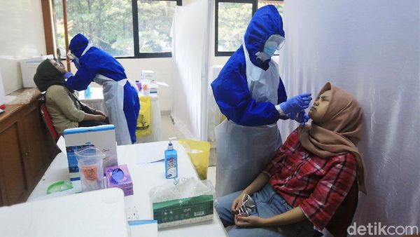 Ratusan Warga Tanah Abang Jalani Tes Swab Massal