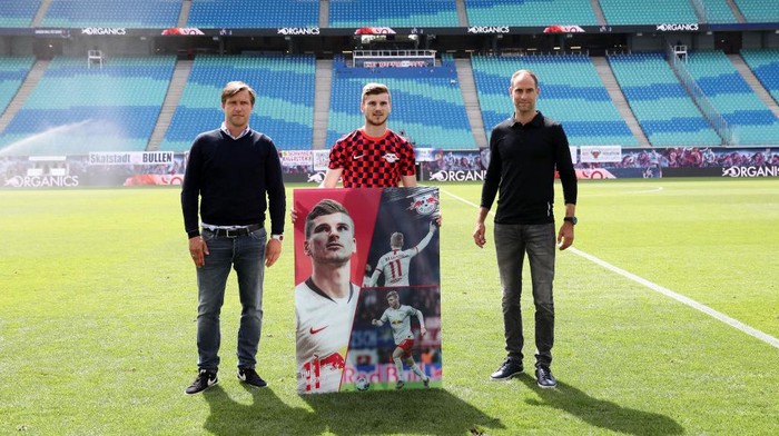 LEIPZIG, GERMANY - JUNE 20: Sports director Markus Kroesche (L) and Managing director Oliver Mintzlaff (R) wish farewell to Timo Werner of RB Leipzig ahead the Bundesliga match between RB Leipzig and Borussia Dortmund at Red Bull Arena on June 20, 2020 in Leipzig, Germany. (Photo by Maja Hitij/Getty Images)